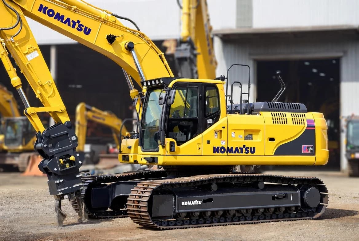 Komatsu PC490LC-11 excavator, the 60,000th built at Chattanooga facility